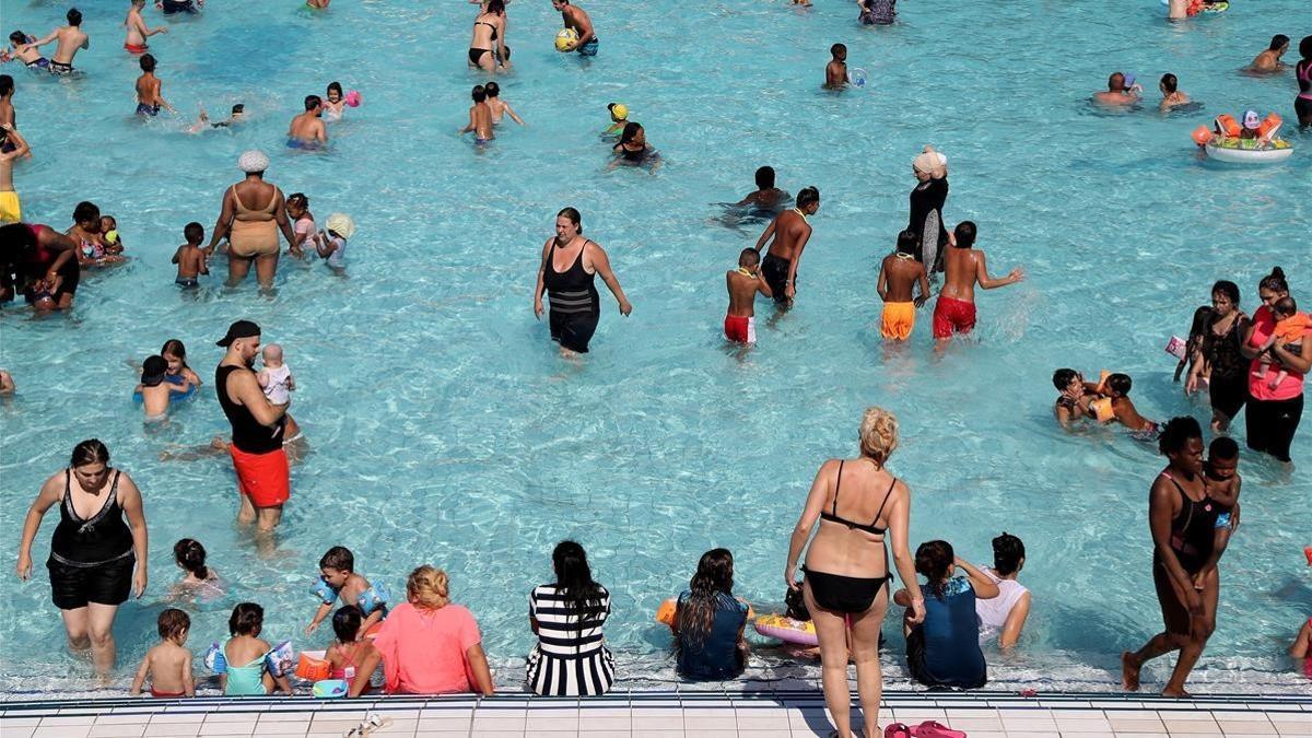 MUJERES PISCINA