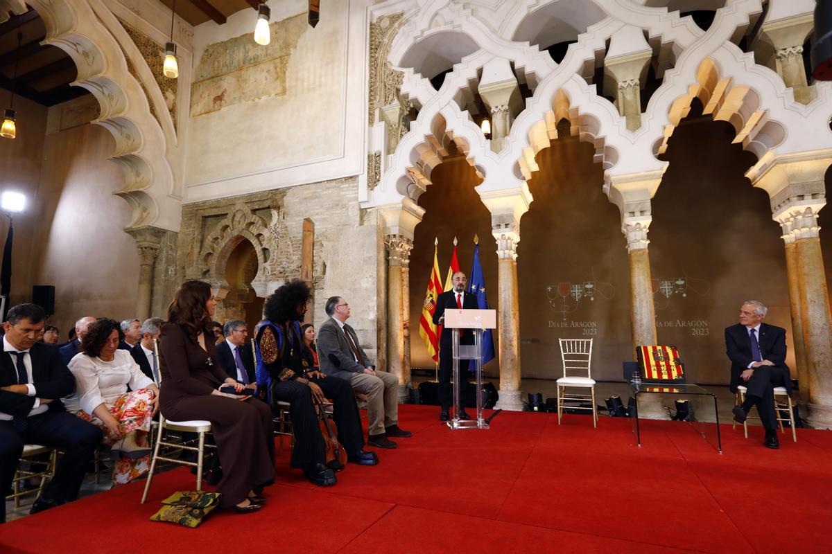 Discurso de Lambán ante los galardonados y el presidente de las Cortes, Javier Sada.