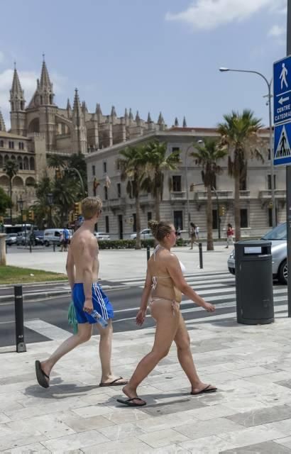 Im Bikini durch die Innenstadt von Palma zu spazieren, ist bislang nicht verboten. Dennoch stören sich viele Anwohner daran. Fotos wie diese werden regelmäßig in der Lokalpresse veröffentlicht.