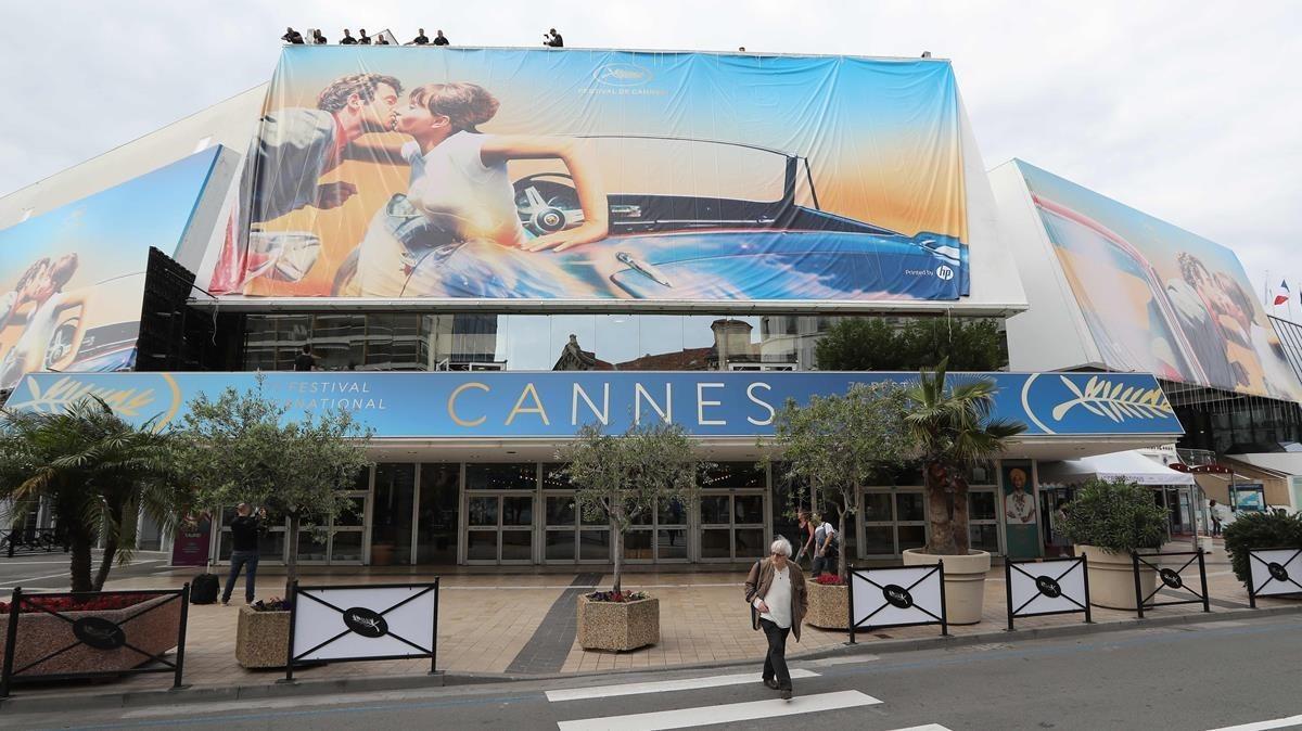 jgarcia43201230 workers set up the official poster of the 71st cannes film f180507125729