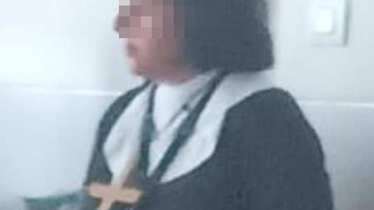 Una de las fotos facilitadas en la denuncia con una de las profesoras disfrazada de monja y un crucifijo.