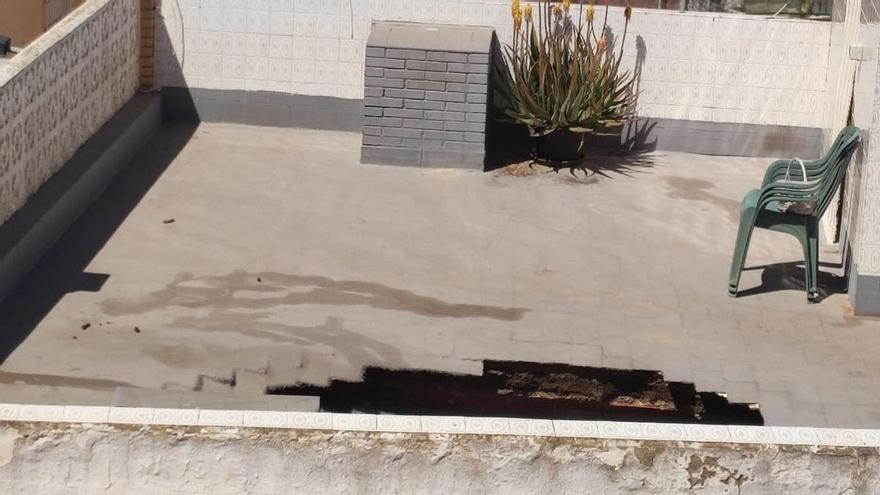 La vivienda, un piso de dos plantas donde reside la familia, ha quedado clausurada por recomendación de los bomberos, que han detectado posibles signos de aluminosis
