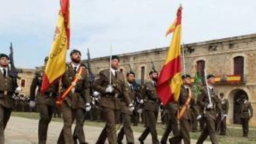 Soldats amb l&#039;uniforme de gala desfilen al castell de Sant Ferran