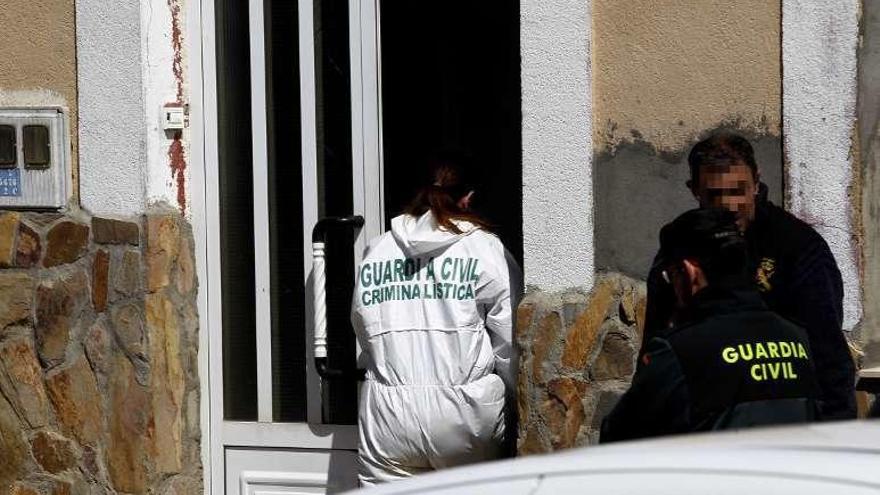 Agentes de la Guardia Civil entran en la casa del detenido