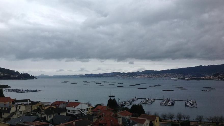 Cielos cubiertos sobre la ría de Vigo. // R. Grobas