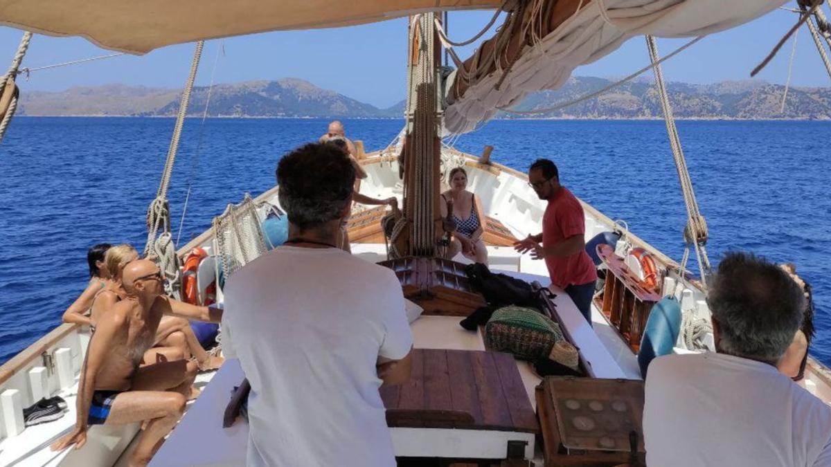 La barca ‘Balear’ navegando por el Mediterráneo.