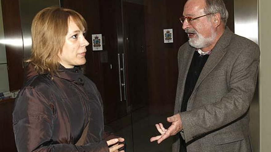 Ángela Vallvey y Fernando Savater, antes de pronunciar su conferencia en el Club FARO.