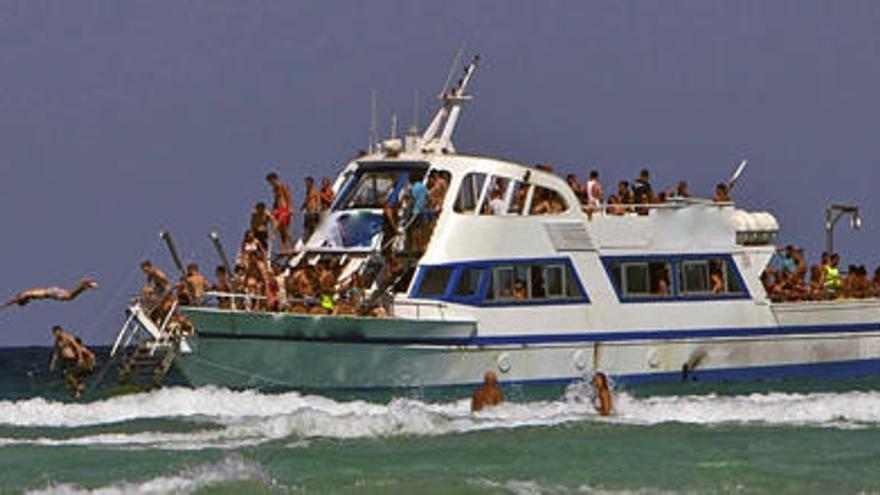 Los ´party boats´ navegan frecuentemente en el entorno del Parque Natural de ses Salines.