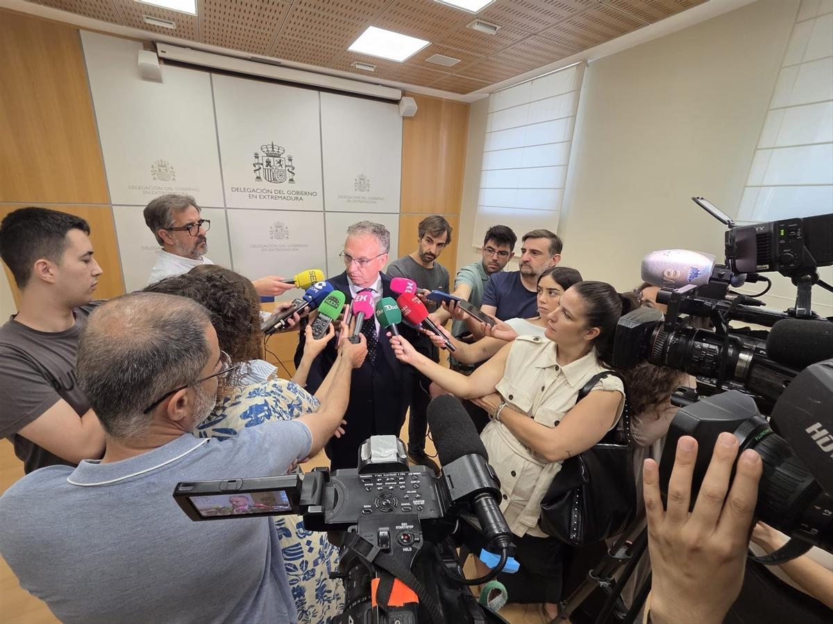 El delegado del Gobierno en Extremadura atiende a los medios tras el acto celebrado en la Delegación del Gobierno en Badajoz.