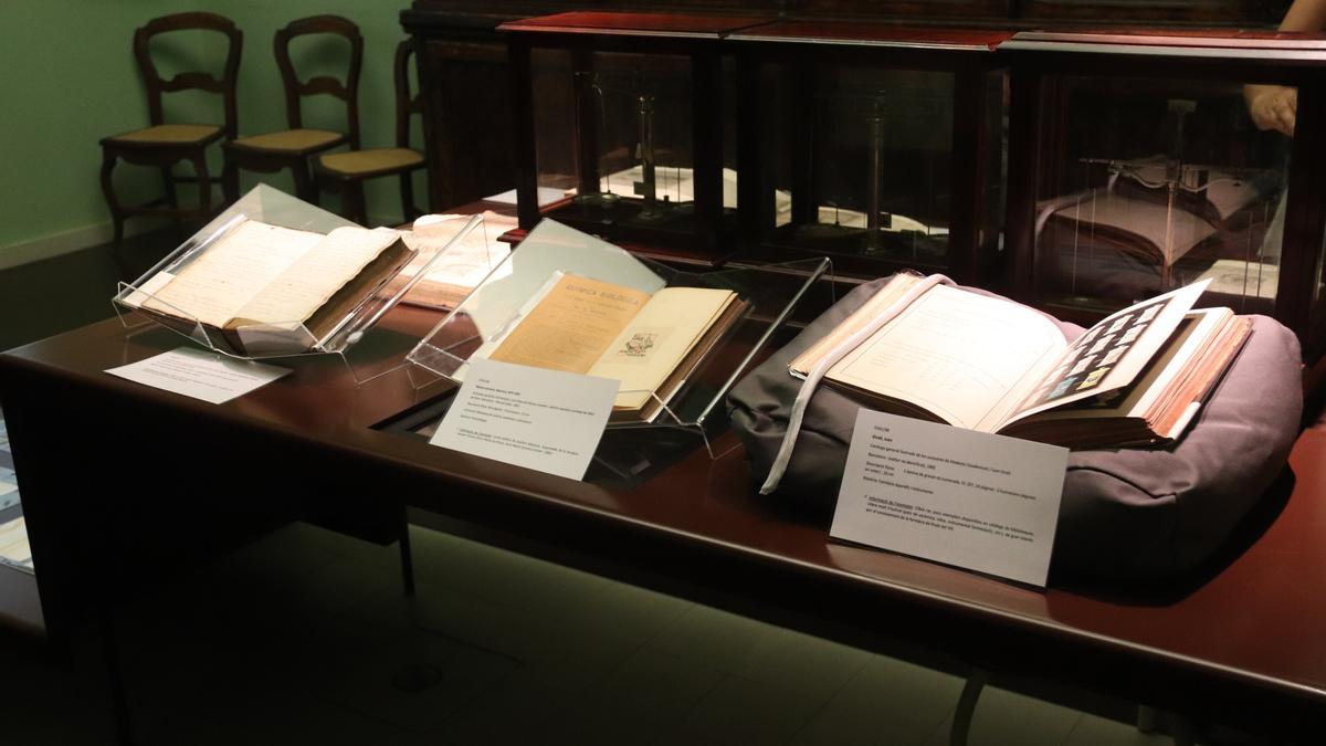 Alguns dels llibres que formen part de l'arxiu de l'antiga farmàcia del Santa Caterina exposats a les instal·lacions de la seu del Govern a Girona