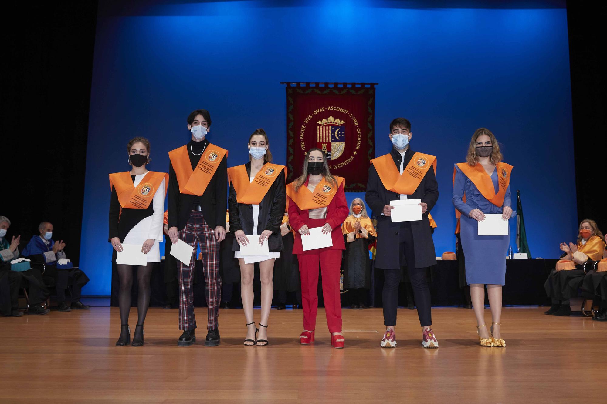 Acto de graduación de los estudiantes que han finalizado sus estudios en los grados en Publicidad y Relaciones Públicas, Trabajo Social, Sociología y en los másteres universitarios en Comunicación e Industrias Creativas, Innovación Social y Dinámicas de Cambio y Comunicación Digital.