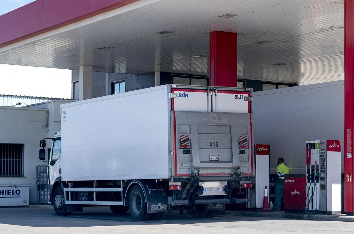 Un camión repostando en una estación de servicio