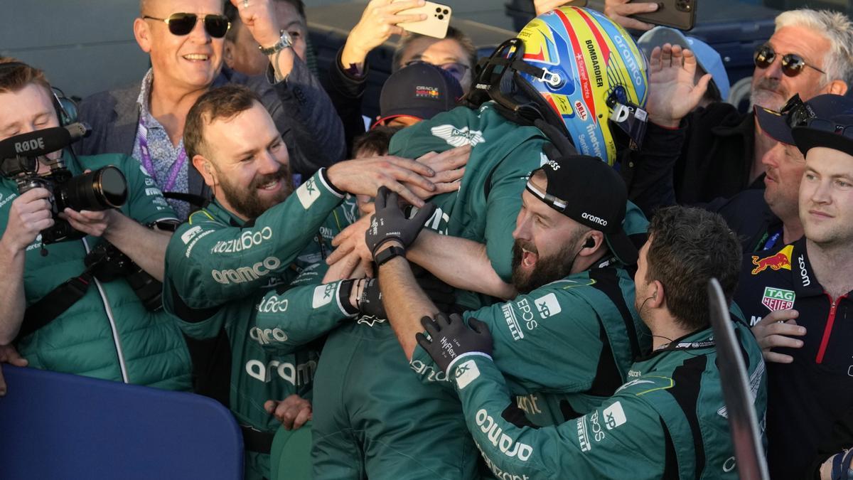 Fernando Alonso celebra el podio con su equipo, Aston Martin.