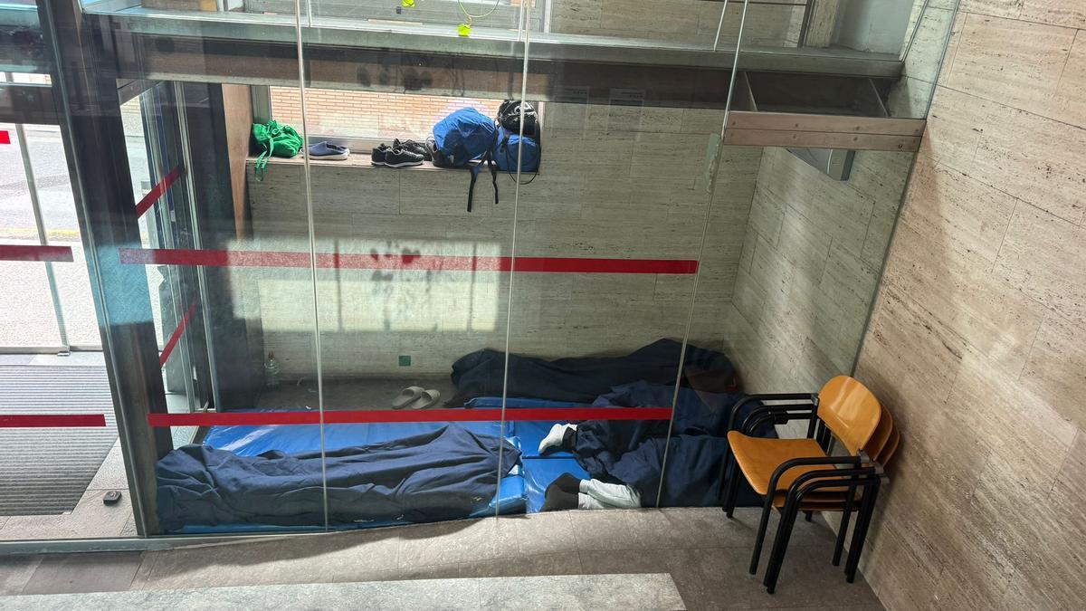 Menors dormint a la comissari dels Mossos d'Esquadra de Vista Alegre a Girona.