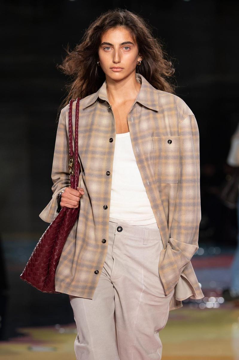 Bottega Veneta presenta su bolso 'Andiamo' en la pasarela de la colección primavera-verano 2023