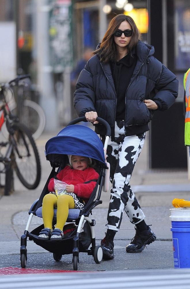 Irina Shayk con pantalones vaqueros rectos con estampado de vaca