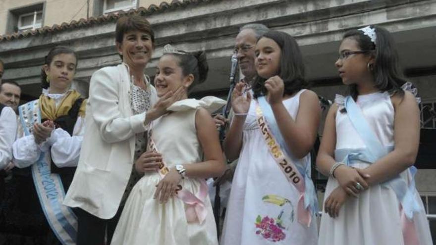 Carmen Hervada corona a la reina de las fiestas de Os Castros tras su lectura del pregón. / víctor echave