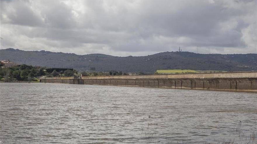Cáceres paraliza el bombeo de agua del río Almonte para los próximos meses