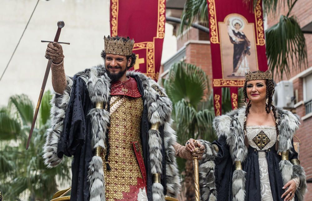 Los bailes y los trajes de los componentes de las comparsas llenaron la calle Alicante y la avenida Ancha de Castelar de colorido y originalidad.