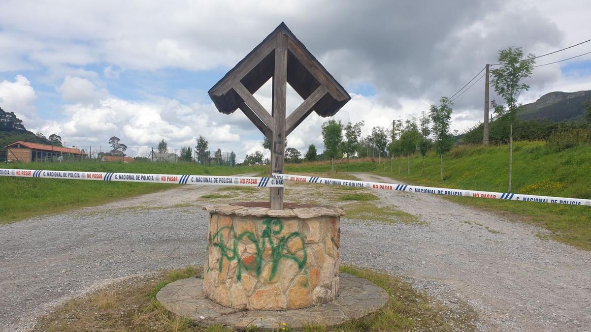 La explanada del pozo de San Lázaro Paniceres, donde tuvo lugar el tiroteo, precintada, ayer. | LNE