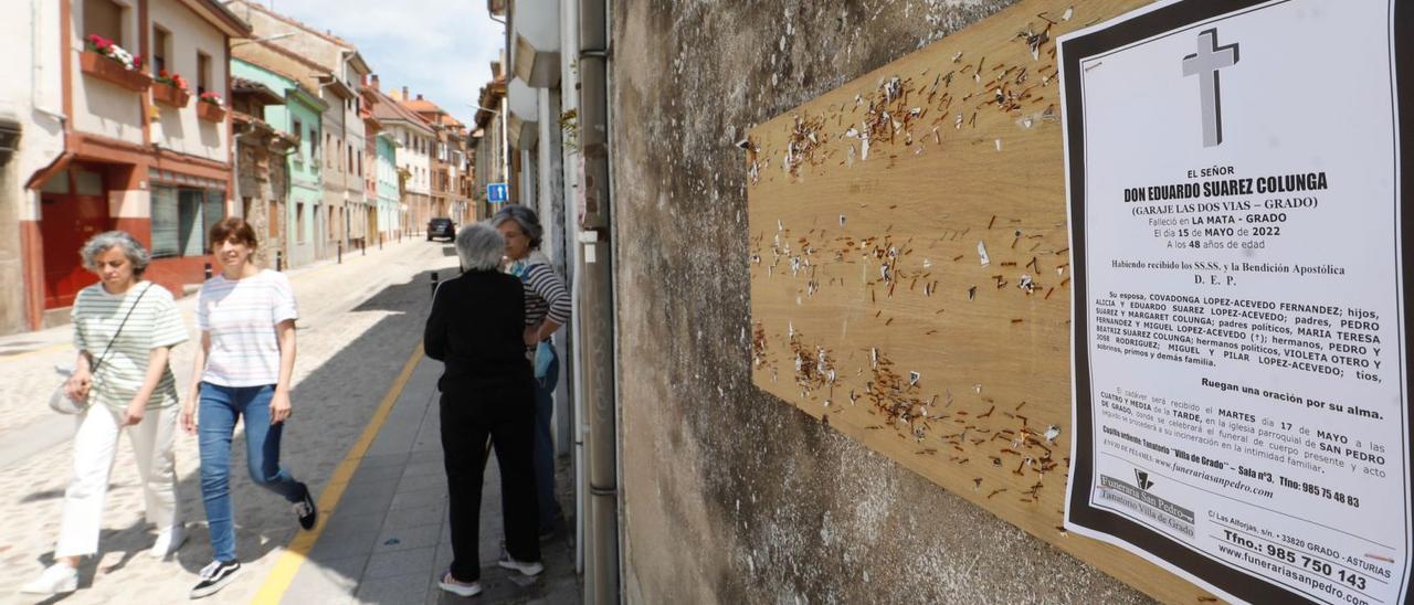 La esquela de Eduardo Suárez, colgada en las Calles Nuevas de Grado.