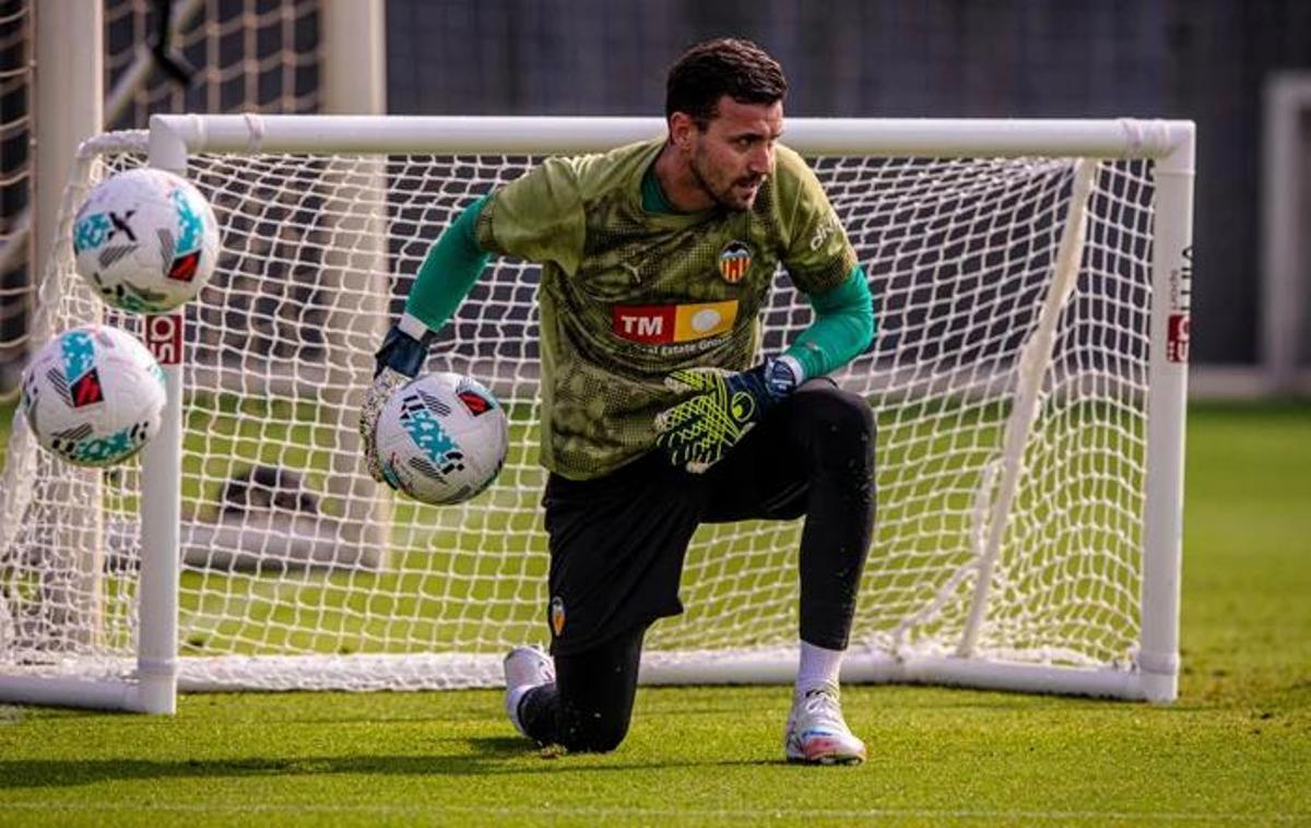 Stole Dimitrievski, uno de los futbolistas que se ha ejercitado hoy en la Ciutat Esportiva