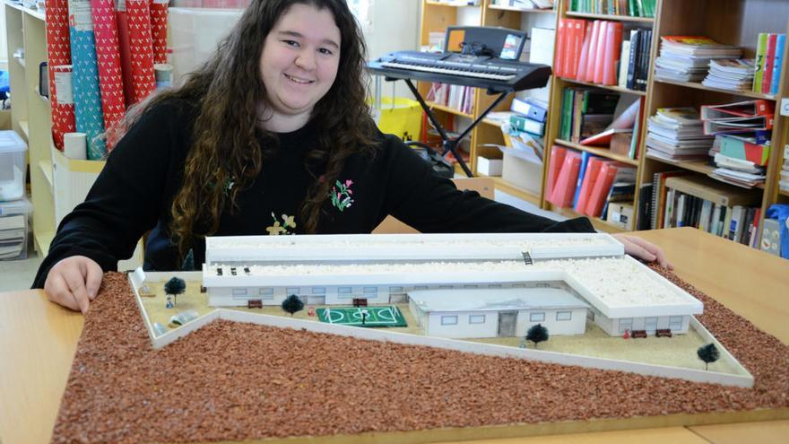 L&#039;alumna Ana Robles, amb la maqueta de l&#039;institut.