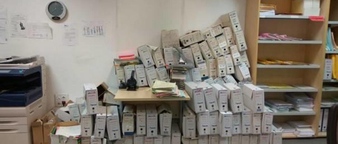 Decenas de cajas con expedientes apiladas en un juzgado de Sueca, imagen de archivo.