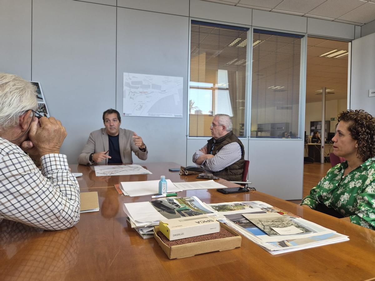 El edil Iván Sánchez junto a Juan José Sánchez y Ruperto Jiménez en la reunión.
