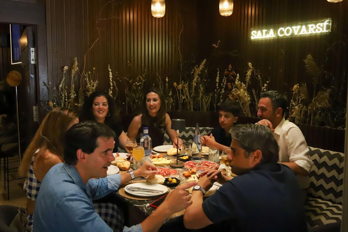 Comida de feria de un grupo de amigos en el Pepe Jerez, este sábado al mediodía.