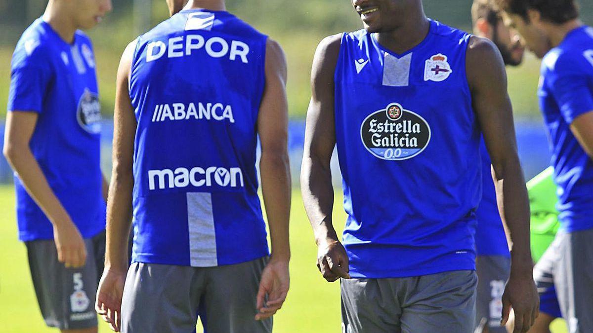 Varios futbolistas, durante un entrenamiento en Abegondo.