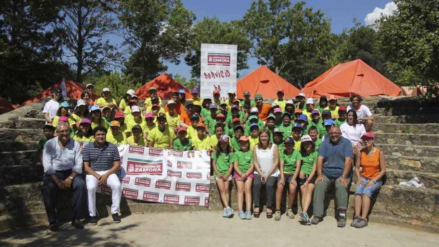 Los niños del campamento junto a Mayte Martín, Eutimio Contra, José Ángel Ruiz y Roberto Cisneros.