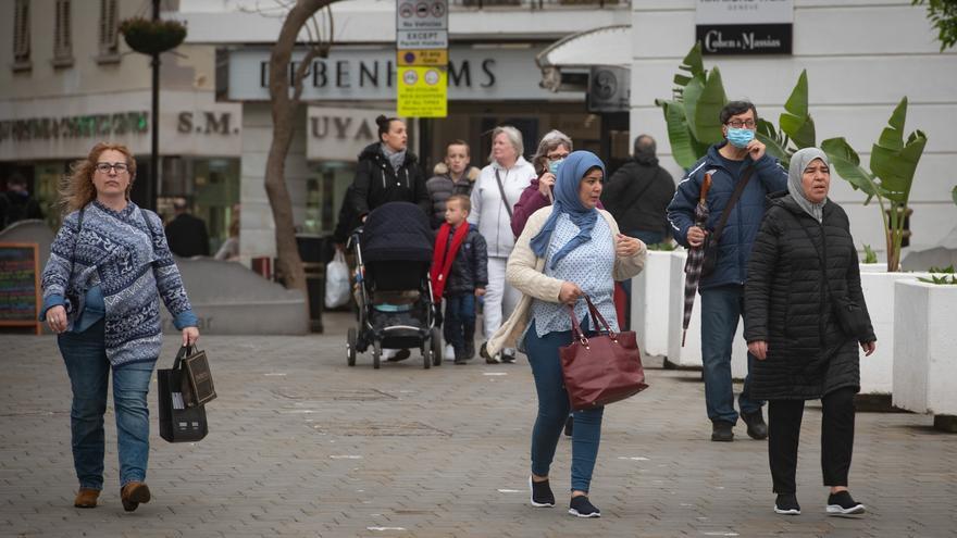 Personas circulando sin mascarillas por la plaza Case Mates de Gibraltar.