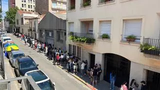 Cola de cientos de personas por la inauguración en Sabadell de una nueva tienda de tartas de queso