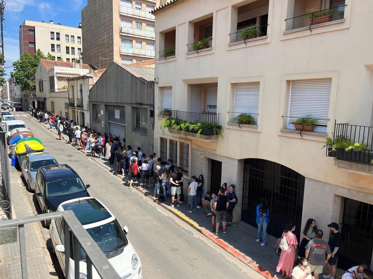 Cola de la aperutra de la tienda de quesos 'La Cremosa' en Sabadell