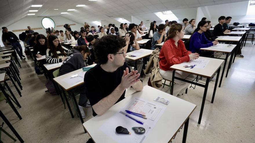 Segunda jornada de la nueva PAU en Asturias: &quot;Está siendo más fácil de lo que pensábamos&quot;