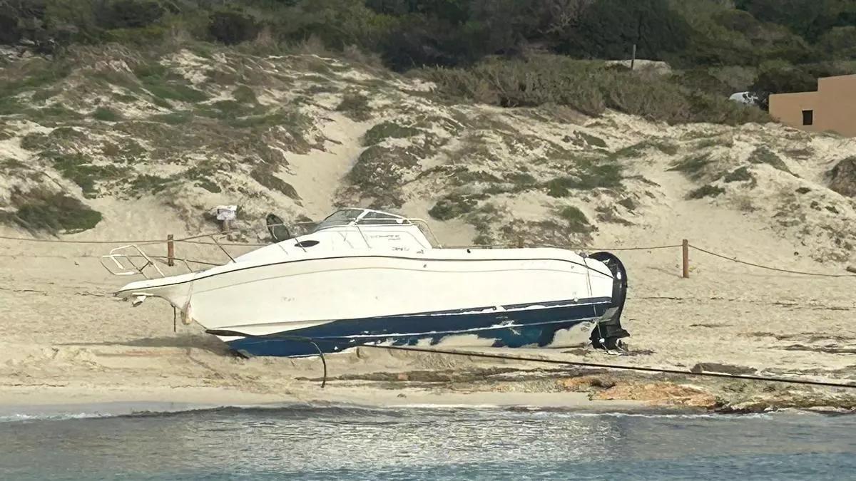 Una patera varada y posteriormente retirada por el Consell de Formentera.