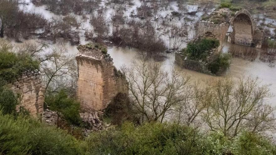 El puente Mantible colapsa.