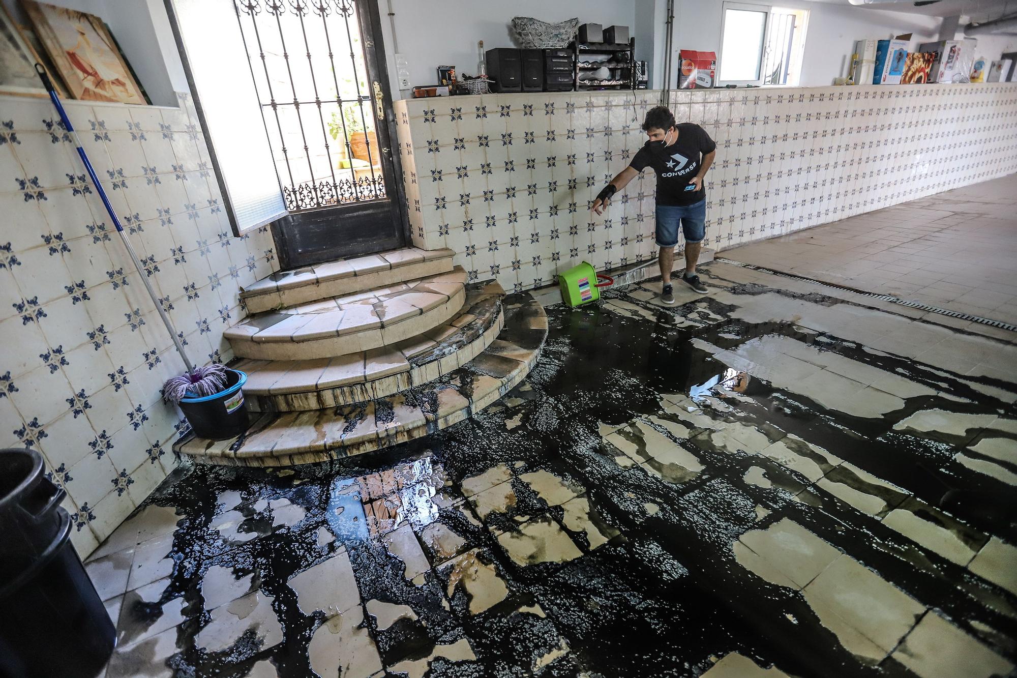 Aguas fecales rebosan desde hace un año en el sótano de la casa de una familia de Callosa de Segura