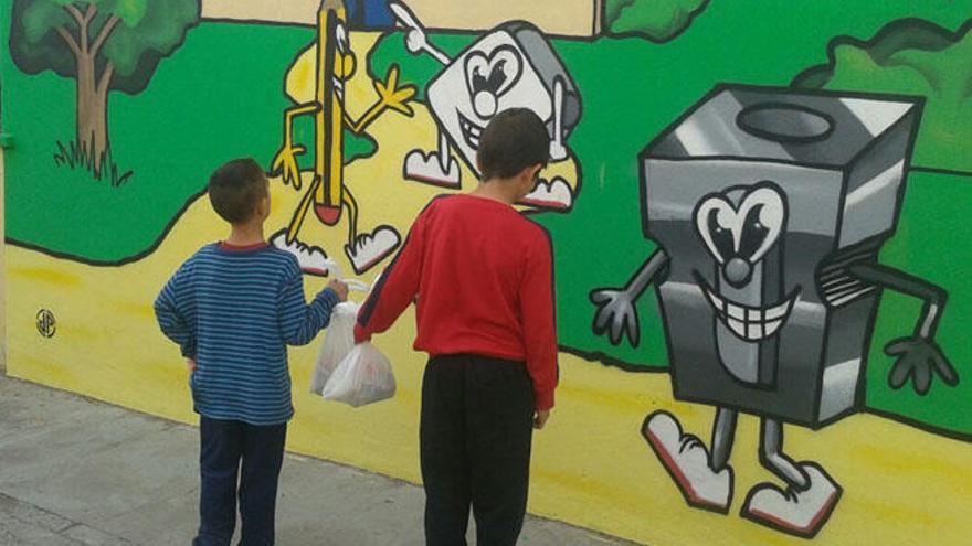 Dos alumnos vuelven a casa con sus bolsas de merienda.