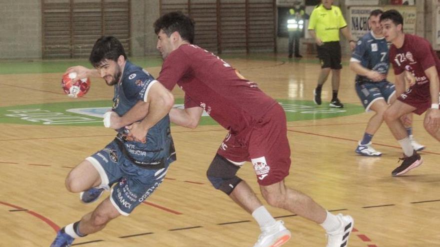 Santi López, uno de los jugadores más destacados ayer, intenta eludir la defensa de un rival en el duelo de ayer. |  // SANTOS ÁLVAREZ