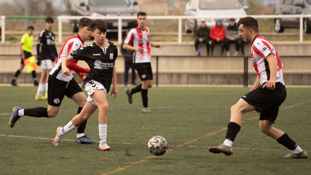 Un momento del derbi, en el anexo del Ruta. | J. L. F.