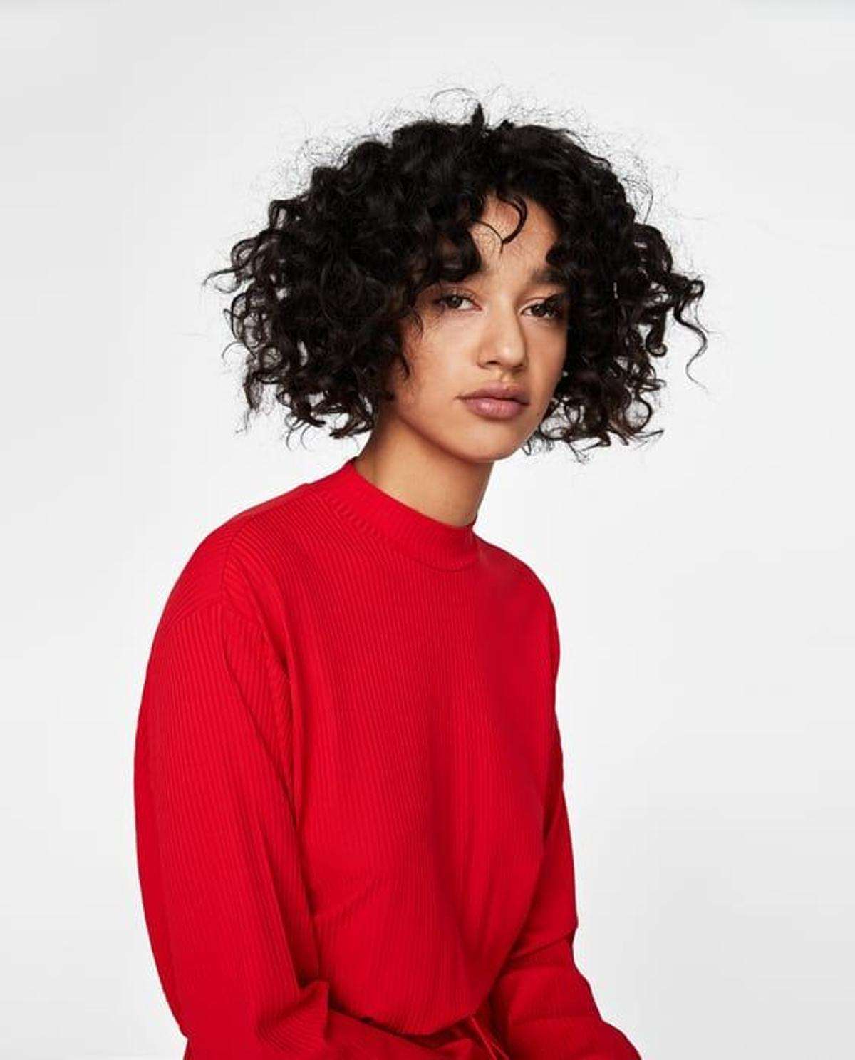 Vestido rojo de canalé de Zara (Precio: 7,99 euros)