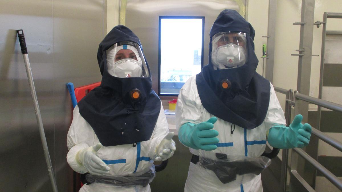 Dos investigadores trabajan en los laboratorios del Institute of Agrifood Research and Technology (IRTA), uno de los centros en busca de una vacuna contra el covid-19.