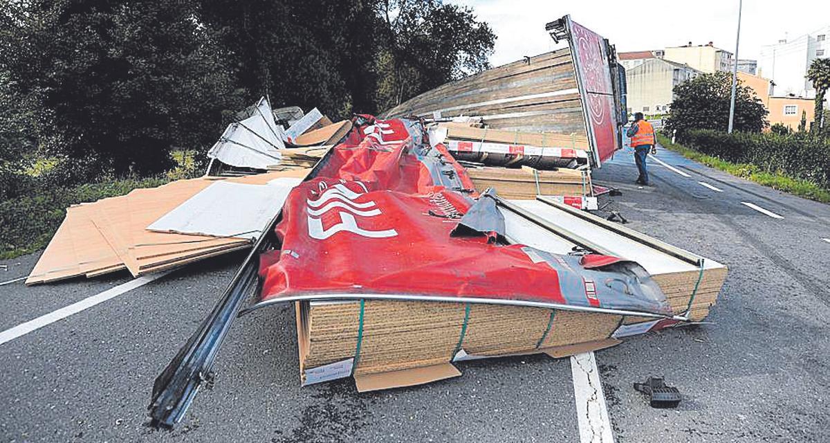 Material esparcido del tráiler por el firme.