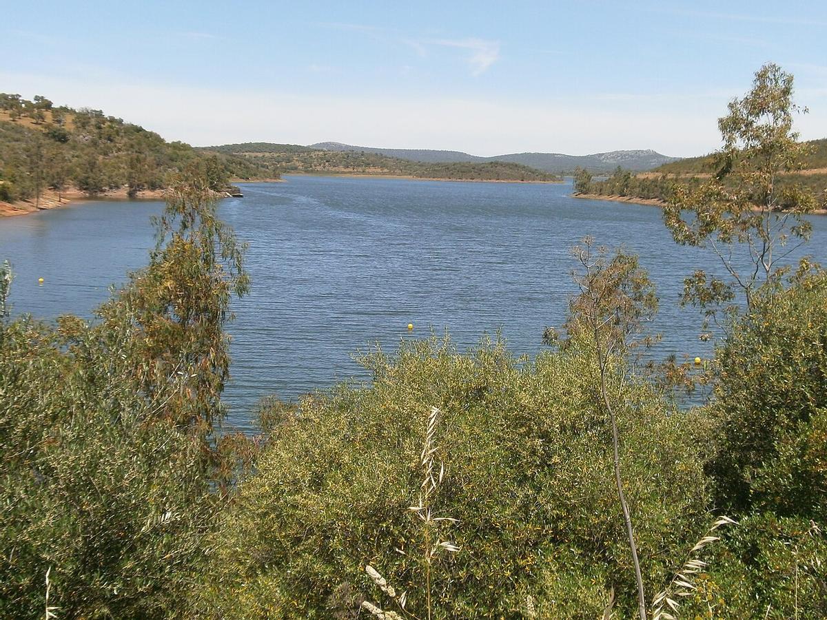 Embalse de Peña del Águila, del río Zapatón.