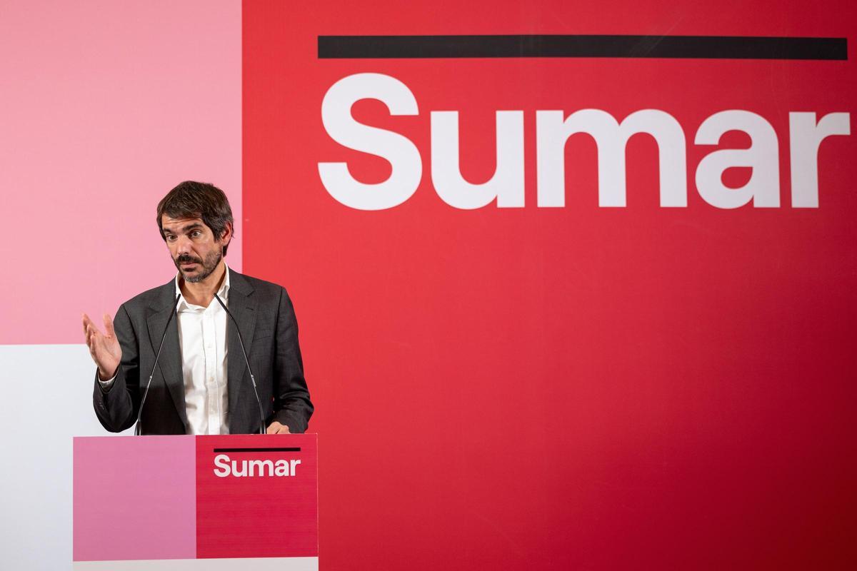 El portavoz de Sumar y ministro de Cultura, Ernest Urtasun, en rueda de prensa este lunes.