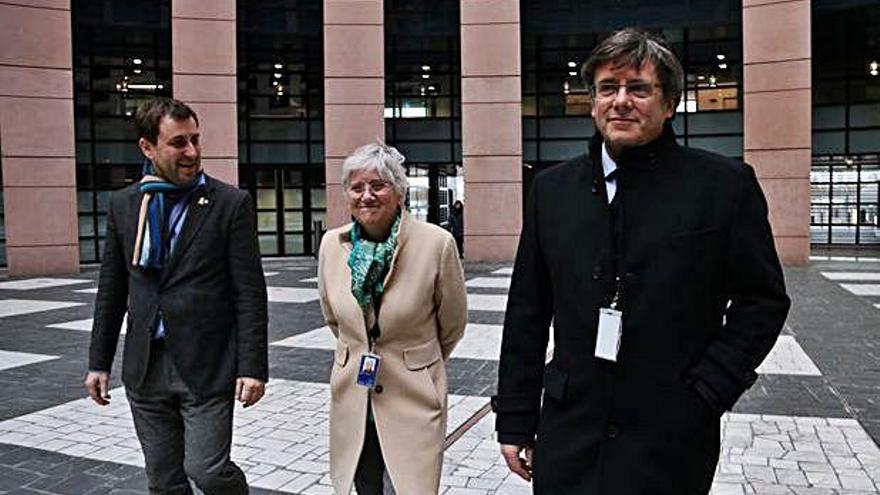 Toni Comín, Clara Ponsatí i Carles Puigdemont, ahir, a Brussel·les, en arribar al Parlament Europeu.