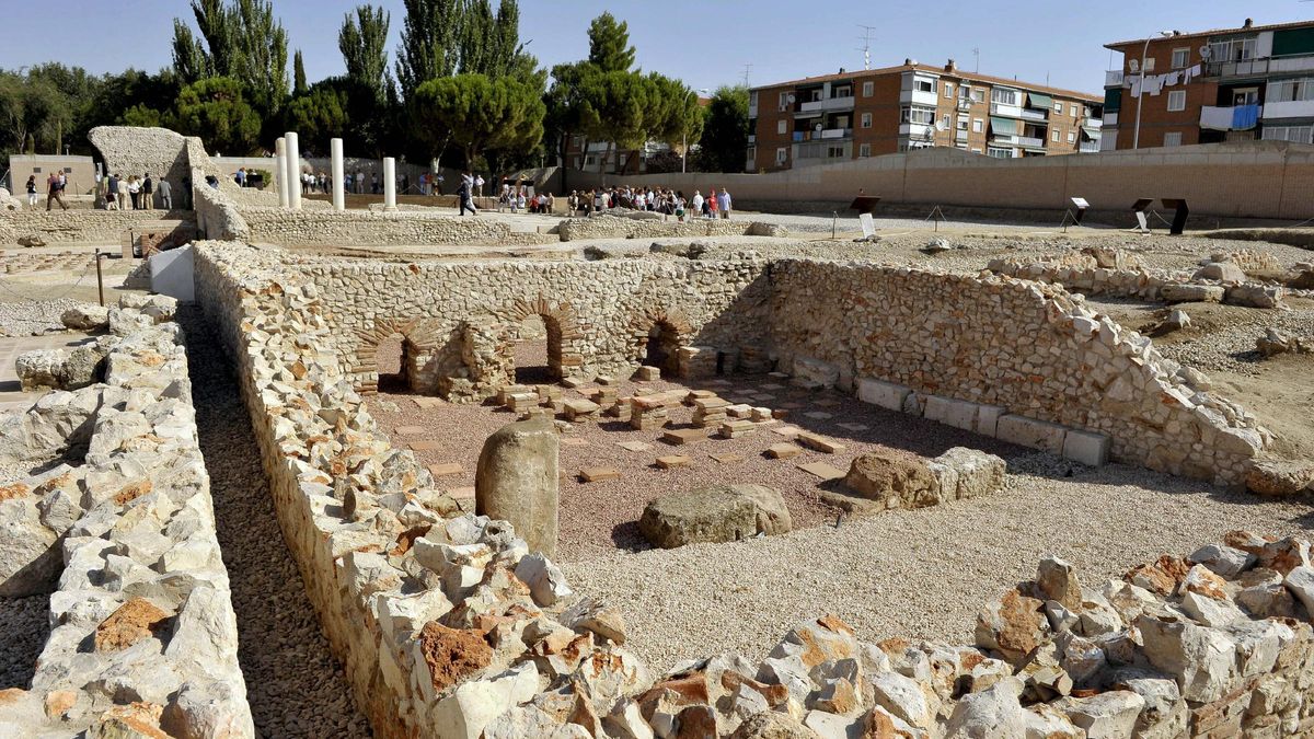 Termas del Foro de Complutum, la actual Alcalá de Henares. Al fondo se ven los restos de la basílica civil.