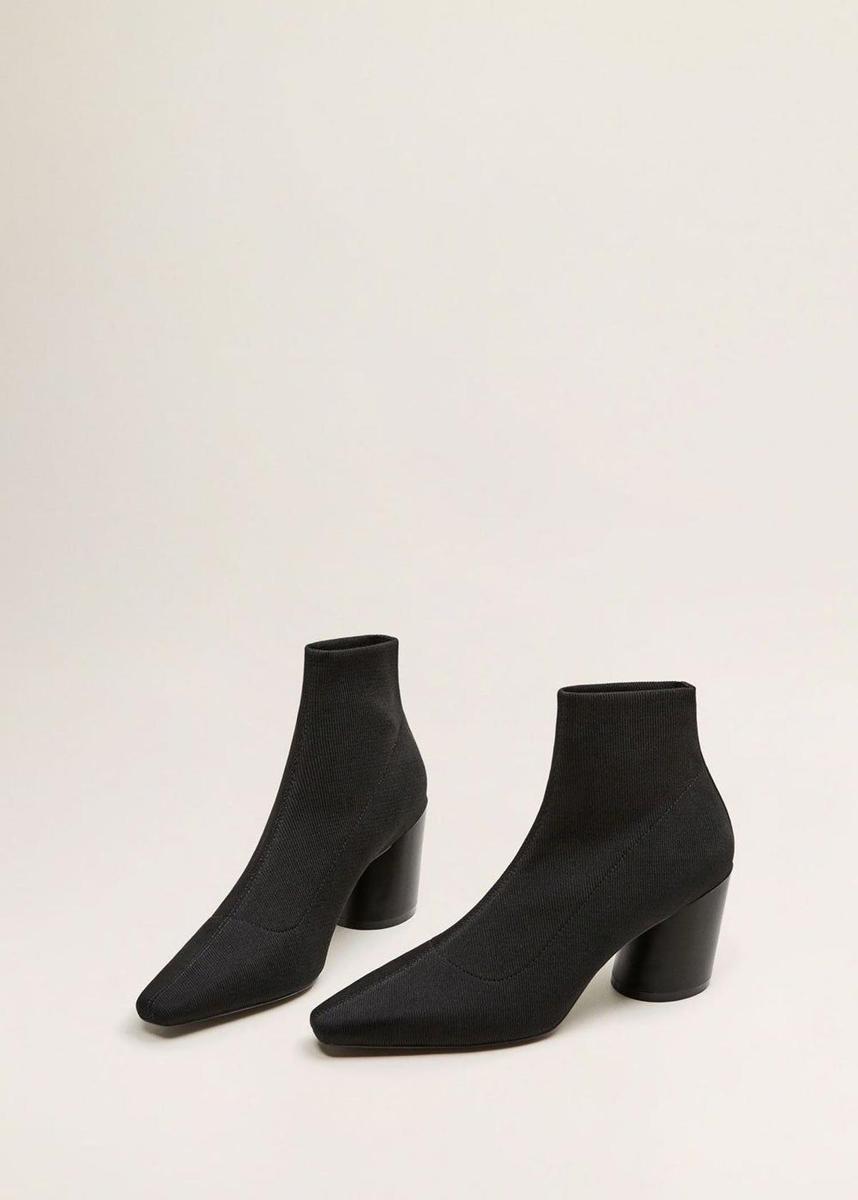 Botines negros de calcetín de Mango. (Precio: 39,99 euros. Precio rebajado: 29,99 euros)